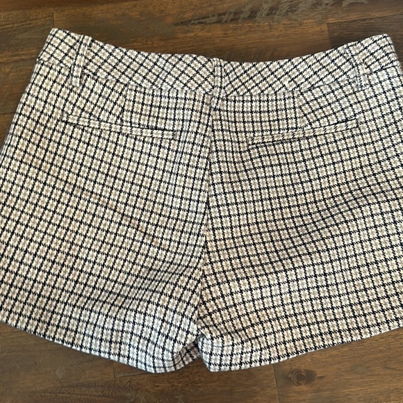 Size 4 - GAP - wool blend shorts, plaid - grey/blue 4 pockets, lined inside EUC - Picture 3 of 6